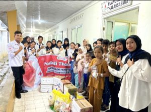 Penyaluran donasi sembako kepada pasien thalasemia oleh KSR-PMI Unit Unsam