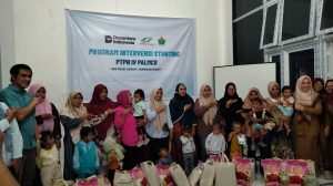 Foto: PTPN IV Regional VI salurkan bantuan PMT bagi balita gizi kurang di Puskesmas Langsa Baro, Selasa (7/4).