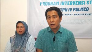 Foto: Kasubbag Kesekretariatan dan Humas PTPN IV Regional 6 Muhammad Febriansyah saat diwawancarai wartawan di Puskesmas Langsa Baro, Selasa (7/4).